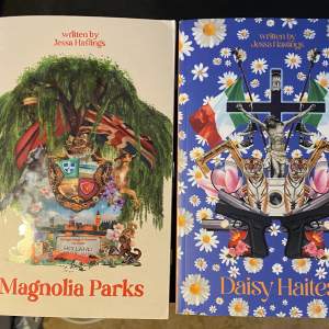 Säljer Magnolia Parks och Daisy Haites av Jessa Hastings. Jag har bara läst Magnolia Parks💕 ⚠️Du kan bara köpa båda böckerna!⚠️