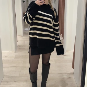 Randig stickad  - Stickad tröja från Gina i väldigt bra skick! Storlek Xl men passar mig som vanligtvis har storlek M. 