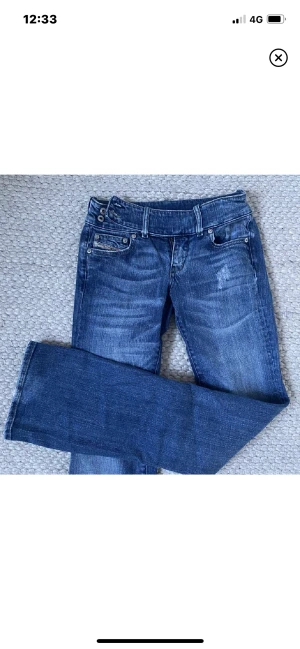 DIESEL JEANS - Säljer dessa as snygga lågmidjade och bootcut jeansen från diesel! Köptes för 750kr men säljer då de inte kommit till användning då jag har flera andra liknande. Kan tyvärr inte mäta midjemått osv så jag inte har tillgång till måttband. 