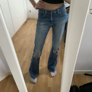 Filippa K jeans  - Skit coola jeans ifårn Filippa K som jag sått om till bootcut, vet ej storlek men skulle säga att det är 24/32 men ni kan fråga om mått🫶🏼 KÖPAREN STÅR FÖR FRAKT