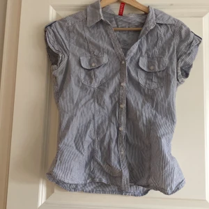 Kortärmad skjorta  - Jag säljer denna kortärmade shortan som är i fint skick. Köparen betalar frakten. Hör av dig för fler frågor eller prisförslag! 😊