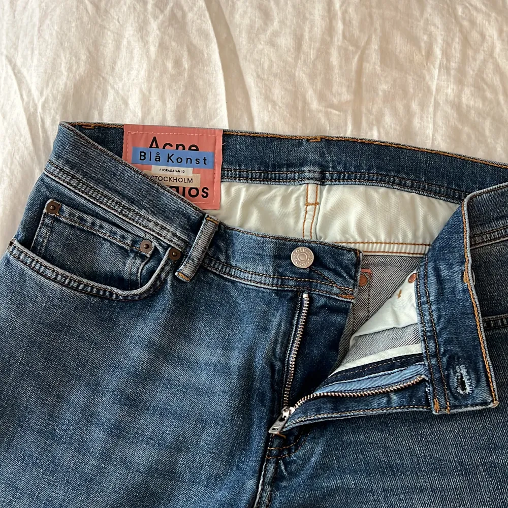 på riktigt använt dessa typ 2 gånger så de ser ut som nya. asbra passform och älskar färgen. storlek W30/L32 men de känns som L34, ganska långa. passar på alla, ett riktigt snyggt par jeans! regular fit. Jeans & Byxor.