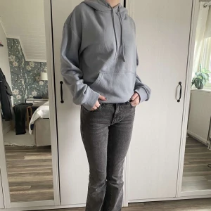 Blå oversized huddie❤️ - Blå iver sized tjocktröja med luva! Nyskick, använts 3ggr