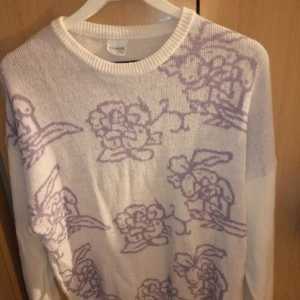 Tröja vit med blommönster fram stl 46/48 - Fin vit  tröja med blommönster fram stl 46 /48 .hämtas i Skene alt skickas .