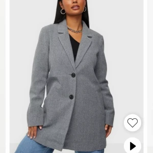 Grå kappa - En jätte snygg grå kappa nu till våren. Nypris: 549