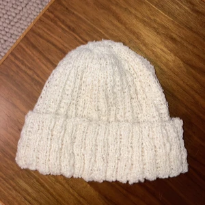 Vit beanie - Cool vit beanie, aldrig använd. 