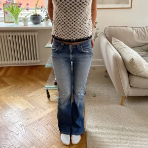 Säljer mina Lee lowwaist jeans🥰 - Säljer mina lowwaist bootcut Lee jeans!! Perfekt modell och perfekt basic jeans!💙💙 Skriv för fler frågor angående mått etc
