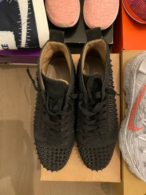 Christian louboutin hightop spike sneaker skor svart  - Storlek 41.5 som passar 42-42.5 Mycket bra skick  Finns låda och dustbag 