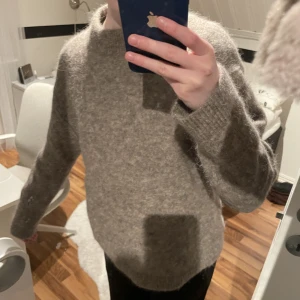 stickad tröja  - SÅ mysig brun/grå tröja, använd ca 2 ggr  köptes för 600kr från h&m 🫶 