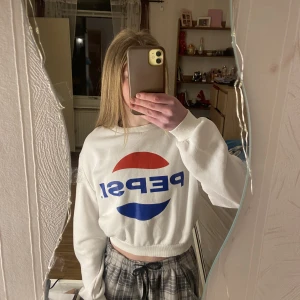 Sweatshirt  - En sweatshirt med pepsiloggan på, stort tryck på framsidan och litet på baksidan. Aldrig använd pågrund av inte min stil.