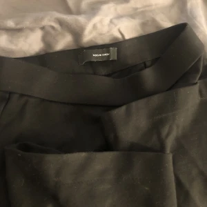 Byxor - Svarta utsvängda skriv för fler bilder