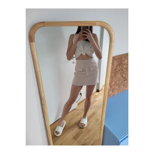 Beige manchesterkjol - Grymt snygg kjol i manchester-aktigt tyg i den perfekt beiga färgen. Inbyggda löst sittande "undershorts" (varken kännbara eller synliga). Midjan rätt över: 33 cm. Storlek: XS/S (beroende på midja).