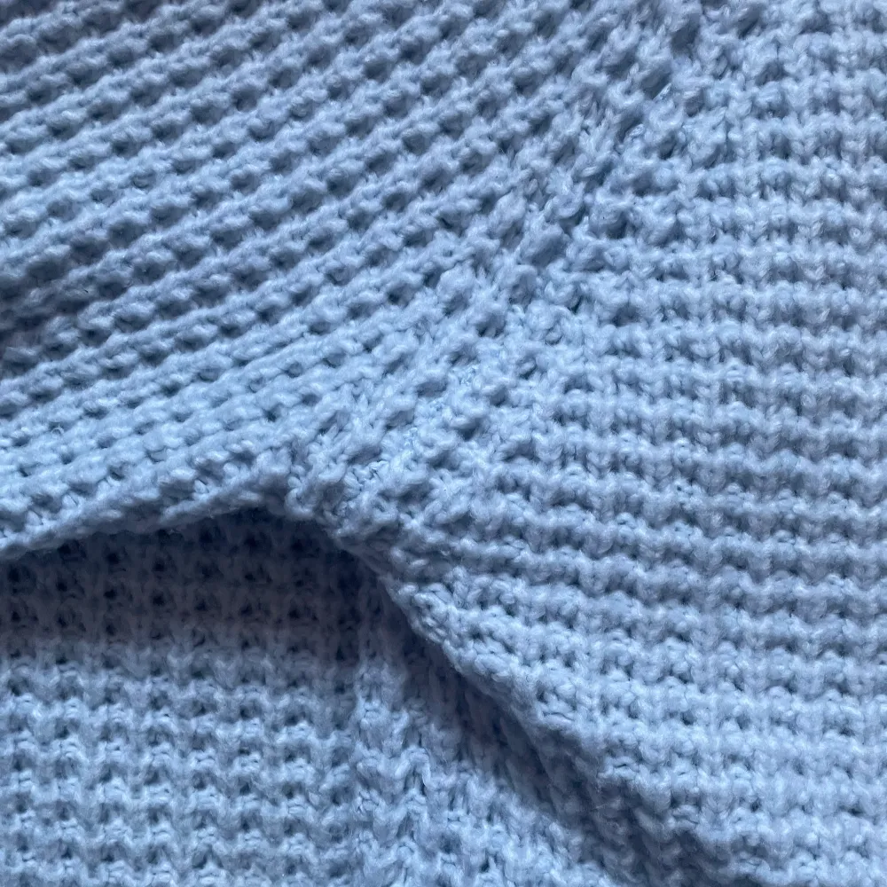Superfin och mjuk blå stickad tröja från lager i en superfin ljusblå vårig färg. Den är i S och knappat använd.. Stickat.