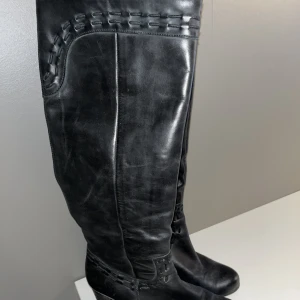 Stövlar - Ett par svarta skinnstövlar i storlek 38, men skulle säga att de är små i storleken. Köpta vintage.