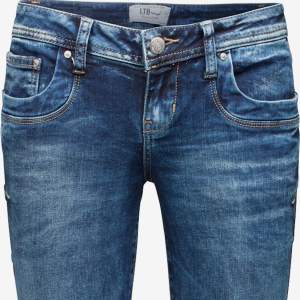 populära jeans, helt slutsålda! dock uppsprättade längst ner (skriv privat för bild). kan bytas mot fina sommarplagg!❤️ sparsamt använda. (Nypris:829kr) köp direkt för 600 inklusive frakt.