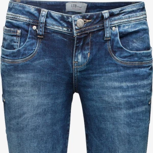 Ltb valeire - populära jeans, helt slutsålda! dock uppsprättade längst ner (skriv privat för bild). kan bytas mot fina sommarplagg!❤️ sparsamt använda. (Nypris:829kr) köp direkt för 600 inklusive frakt.