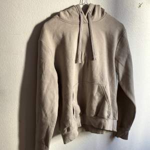 Fin grå hoodie i st S från H&M🙌 Jättemysigt material på insidan som gör den så skön😌I fint skick.
