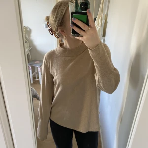 Stickad tröja - Stickad tröja från Gina Tricot🫶🏼Snygg även på sommaren till kjol 💕💕