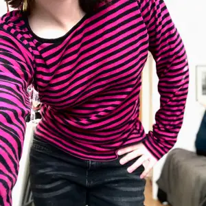 Rosa emo tröja köpt för typ ett år sedan :) Inte min stil längre så säljer därför❤️ Köpare står för frakt🫶