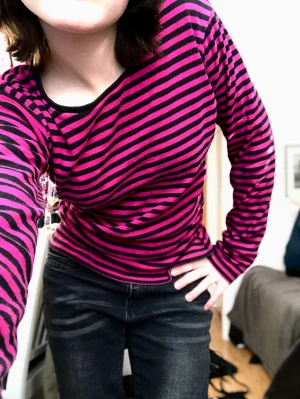 Rosa emo tröja😇 - Rosa emo tröja köpt för typ ett år sedan :) Inte min stil längre så säljer därför❤️ Köpare står för frakt🫶