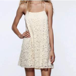 Suuuperfin vit / ljusbeige klänning från zara. Köpt till studenten men aldrig använd🌸💖 Nypris 599