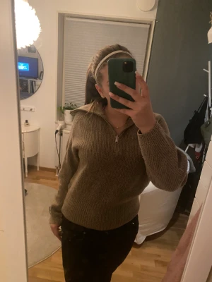 Liten zip tröja - Säljer denna fina zip tröjan från COS pga ingen användning längre, den är extremt bra skick och nypris är mycket dyrare än mitt pris. Storlek xs men sitter bra på mig som är en S. Skriv vid intresse!😊