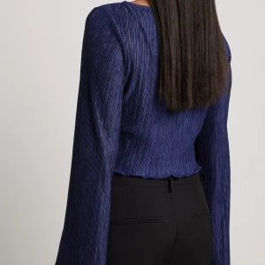 Topp - Oanvänd topp med lappar på, strl S. 200 kr