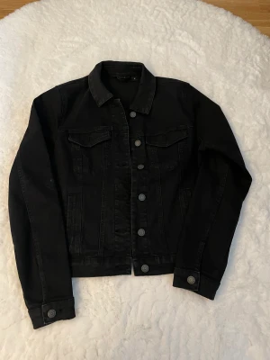 Jeans jacka från Veromoda - En svart jeans jacka från Vero moda som är nästintill oanvänd. Den är i storlek m men passar även som s. Jag sälljer den för 100kr+frakt. skicka för fler bilder.