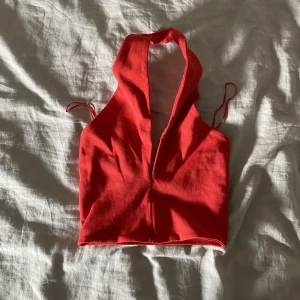 Halterneck topp  - En röd halterneck topp som är så så fin men tyvärr för liten och kommer inte till användning längre, jättefint skick!