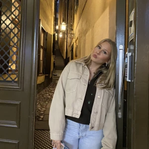 Beige jacka  - Säljer denna superfina jacka från Gina tricot då jag inte använder den så mycket längre 💕