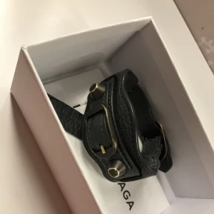 Balenciaga armband  - Balenciaga armband köpt på Nk. Okej skick därav priset.