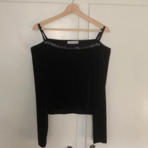 Topp - Marinblå offsholder tröja med så fina paljett rosor