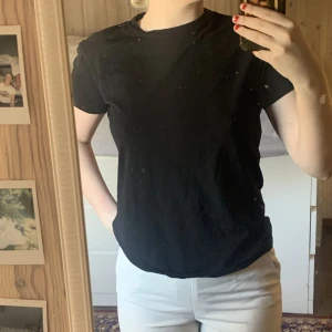 rhinestone t-shirt - så ball tshirt med rhinestones på ryggen där de står ”pirates of alanya”