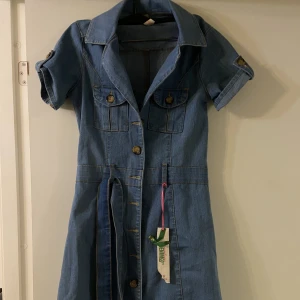 Jeansklänning - Jeansklänning med knappar, aldrig använd - prislapp kvar. Storlek 36 från Denim Co