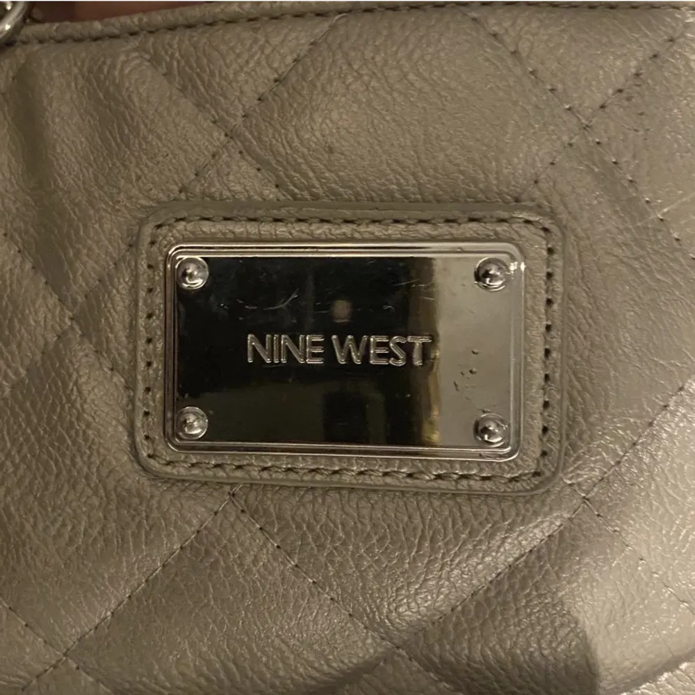 Fake Nine West väska i super skick! De ända skadorna den har är reporna på utsidan och 2 små fläckar på insidan. Den är ca 35 cm lång och 20 cm hög❤️. Väskor.