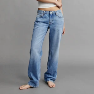 Low Rise jeans - Säljer mina Low Rise jeans ifrån Ginatricot i storlek 36!! Säljer pga att de inte kommer till användning tyvärr. Passa mig i storlek och längd som brukar ha 34/36 och längd 166, de går ner till golvet (alltså perfekt i längd). Nypris: 499kr, mitt: 350kr