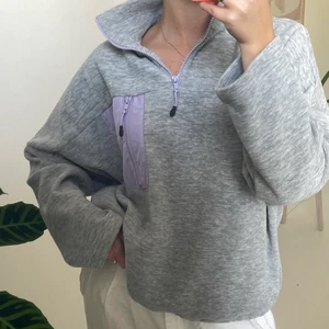 Fleece tröja - En såå skön och mysig fleece-tröja från monki, köptes för ca ett år sedan och använd men i fint skick💘