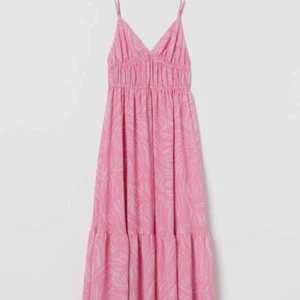 H&m klänning storlek 34 - Vääärldens finaste klänning från H&m som passar till alla tillfällen😍😍 Världigt populär klänning som är svår att få tag på. Knappt använd i storlek 34. Färgen är såå fin💕🔥