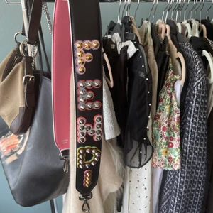Fendi strap - Unik Fendi strap perfekt att ha till weekend väska eller som strap till en mindre väska. 90cm. Livar upp vilken outfit som helst.  Köpt preloved  för 4400kr  Nyskick! (kommer ev med dustbag - ska försöka leta fram den!)  Läs min bio ang frakt! 💘