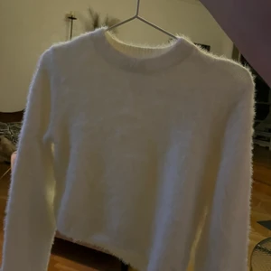 Godig tröja - Vit jättebra skick. Typ magtröja. Iaf lite kortare 