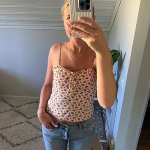 Blommig topp från zara  - Snygg topp från zara i strl S.