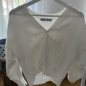 Kofta från zara - Snygg kofta från zara! Stil ren, men har en liten fläck! 💕