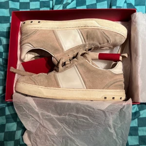 Valentino skor - Säljer ett par ljusrosa valentin, nypris ligger på över 5000 kr! Skorna är i bra skick och har inga stora defekter