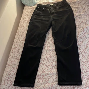 Svarta jeans i storlek S  - Sitter fint på, inte använt så mycket och är inte helt tighta på. Dem är lite stora men inte så märkvärdigt. 100 kr + frakt.