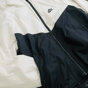 Nike jacka  - Nike sportswear tunnjacka som är köpt från Nelly. Har ej användning av jackan på grund av att den inte passar mig. Ordinarie priset på den är 950kr. Jackan är i storlek s och passar till allt från sport till utgång.