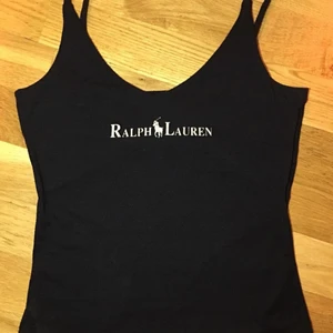 Ralph lauren linne storlek 36 - Säljer mitt Ralph lauren linne i storlek 36 den e som ny skick knappt använd köpt i maj 2022, köpt på zalando för ca 400kr säljer den för 250kr