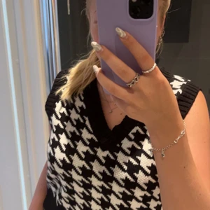 STICKAD VÄST - En stickad väst från Terranova i Milano. Knappt använd.  Köpare står för frakt!!