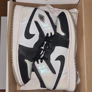 Jordan 1 - Säljer nu dimma för att jag ska rensa alla mina kläder och skor då jag ska byta stil och inte vill ha detta mer knappt använda bara testade 2 gånger storlek 38-39