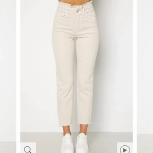 Jeans  - Ljus beiga jeans från bubbleroom, super fina! Aldrig använda endast testade och tyvärr försmå för mig! Storlek 36!  Bilderna är lånade från bubbleroom 