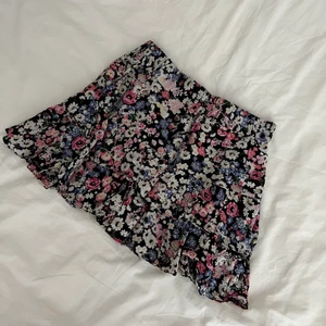 Gina Tricot | Blommig kjol - Passform: Kort modell. Mönster: Blommor. 